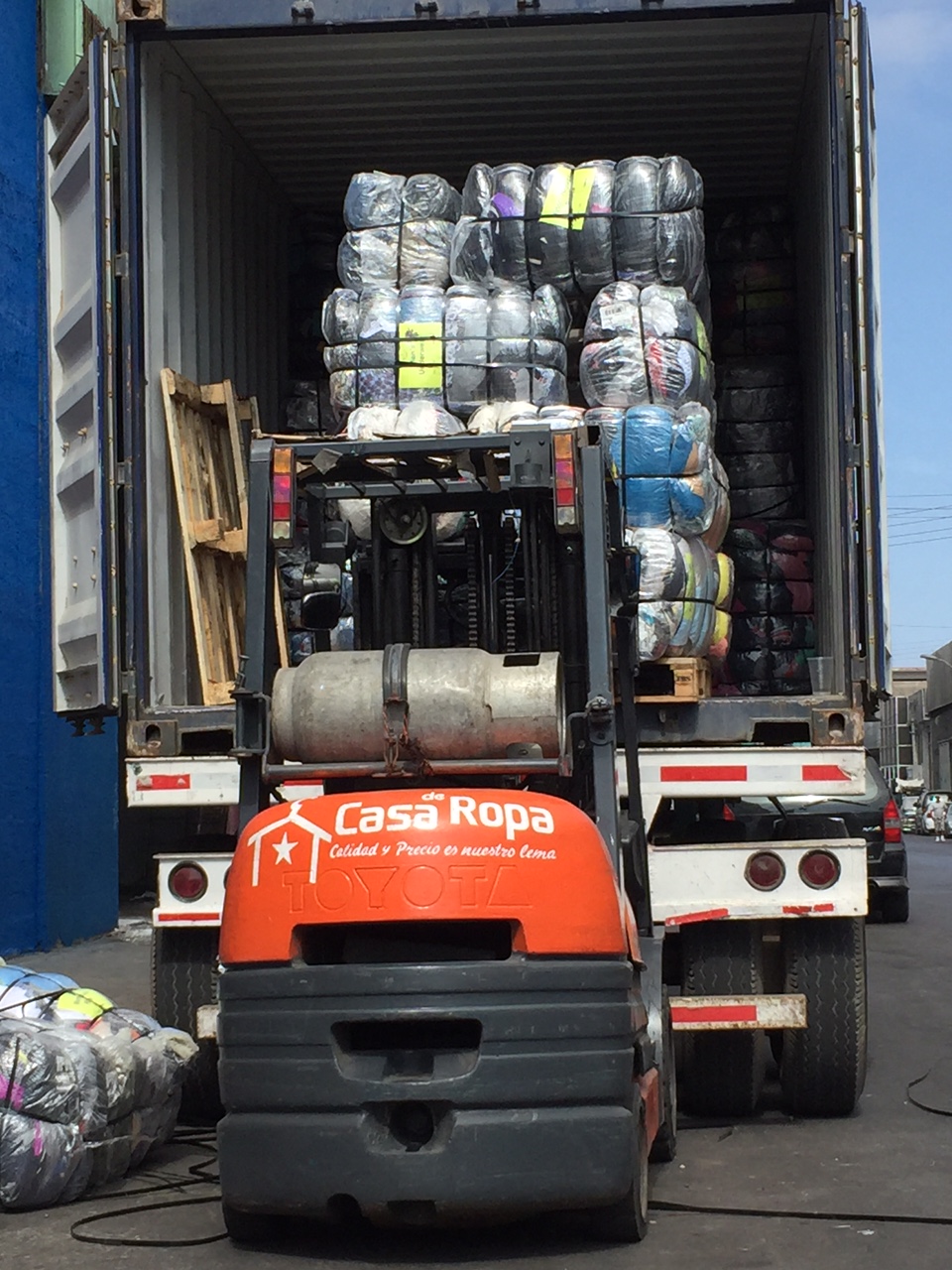 Cargando camion de ropa americana